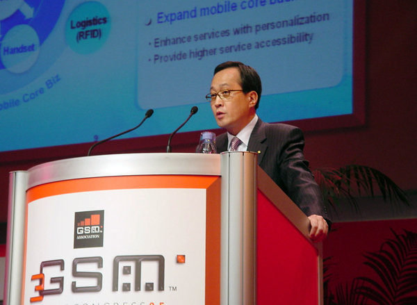 Shin Bae Kim, president of SK Telecom, is shown delivering a keynote speech (President Kim gave a keynote speech with the theme `SK Telecom`s strategy towards Convergence` at the 3GSM World Congress 2005 on February 17th in Cannes, France).